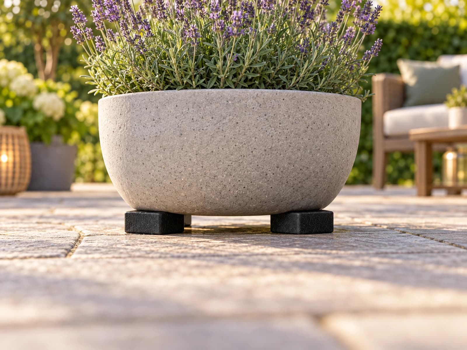 Middelgrote plantenpot op een terras, verhoogd op Flore Pads Medium